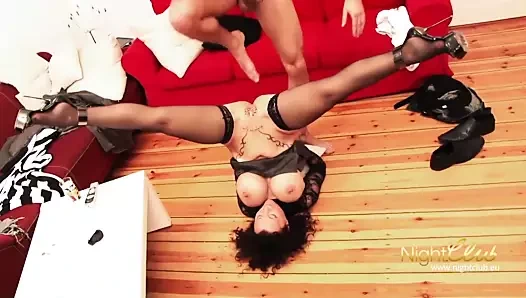 MILF Piercing Fotze fickt mit notgeilem fremden