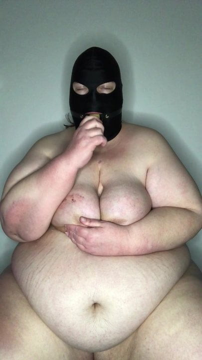 Ssbbw altında derin boğaz içinden gag