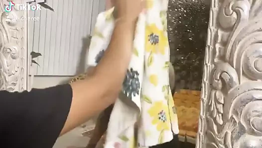 Temizlikçi kadın çalışıyor - silin!