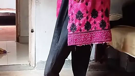 Yatak odasında kadın soyunuyor