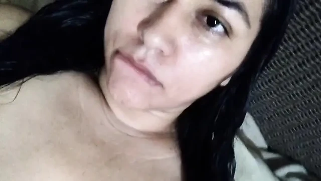 Evli kadın dildoyla mastürbasyon yapıyor