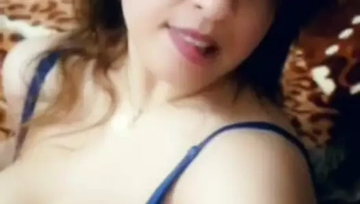 Mavi sutyen selfie video ile Hintçe model kız