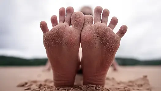 Halka açık plajda ayaklarıma tap ve boşalma iznimi al