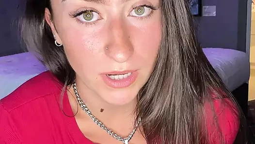 İngiliz genç kız soyunuyor ve kendini yağlıyor