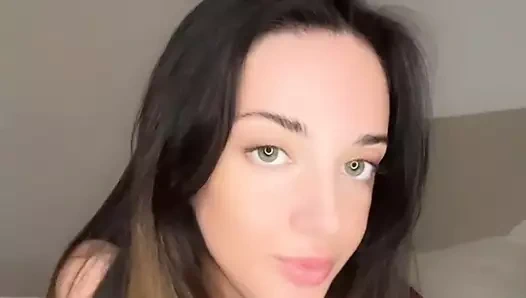 Sevimli küçük kedimde pembe vibratörümü kullanmayı seviyorum!