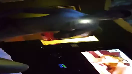 Kulağıma penisi gerçekten ne kadar çok sevdiğini fısıldıyor!