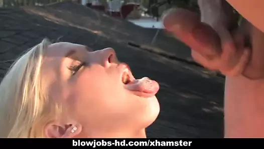 Seksi sarışın joselyn jayden bir alet silip süpürüyor
