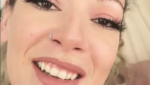 Giantess küçük bir tuzak kuruyor