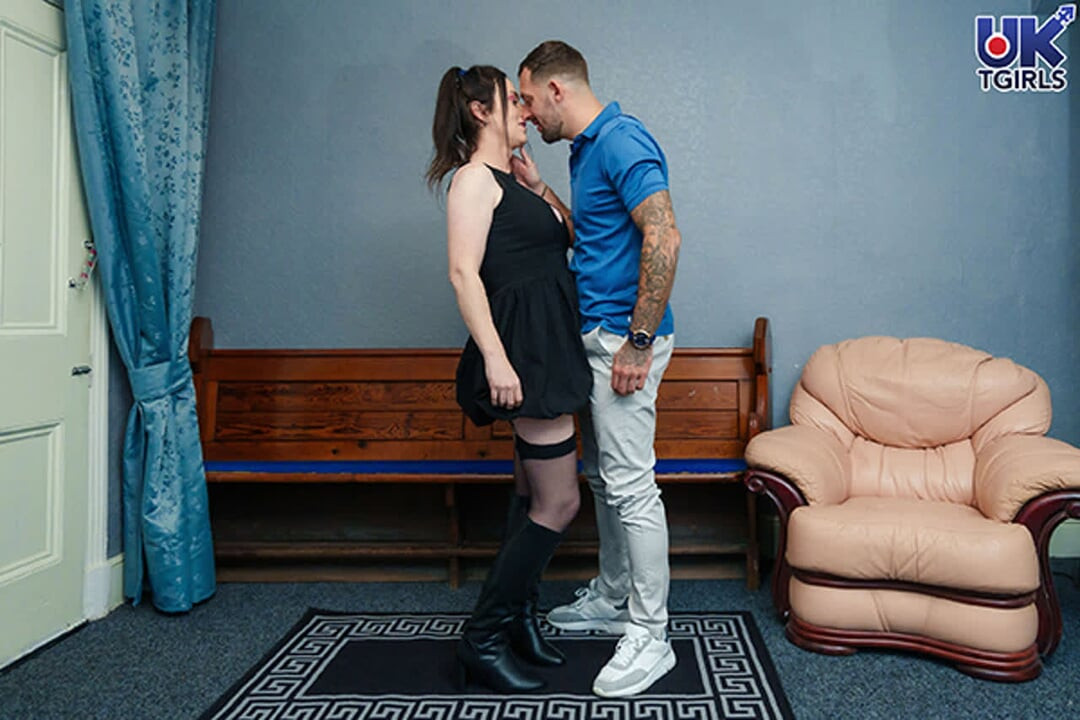 Grooby club - İngiliz adam İrlandalı tgirl'i çok sevgiyle sikiyor