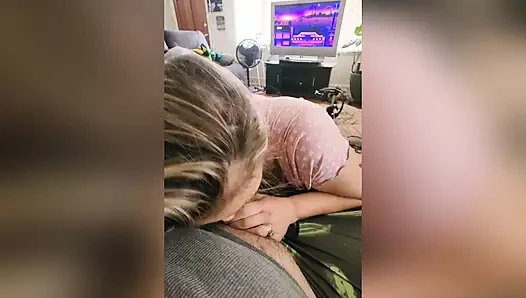 Kanepede sakso çektirip içine boşalıyor