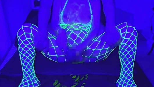 Evli bir kadın floresan çorapla losyonla mastürbasyon yapıyor