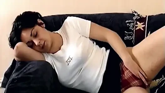 Esmer kadın kalın dildo ile kıllı amcığıyla oynuyor