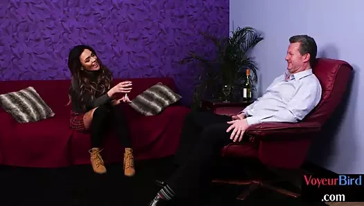 Busty İngiliz losyonları ona tıraş kedi için mastürbasyon adam