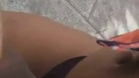 Adam halka açık bir yerde yarı çıplak siyah trans bir kadına dokunuyor