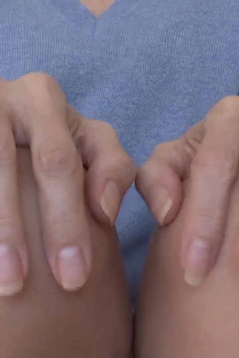 Леди Victoria Valente - ручной фетиш, короткие ногти на пальцах, средний палец, крупным планом, инструкция по