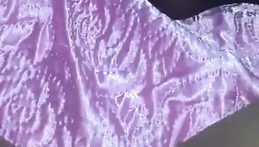 Porno kız külotlu çorapla mastürbasyon yapıyor ve bakış açısıyla inliyor