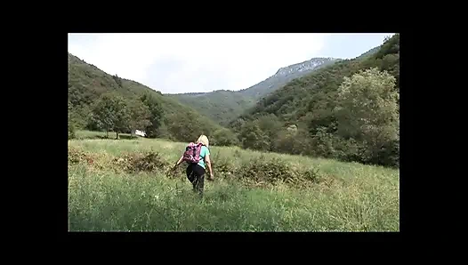 İri güzel kadın ormanda sert yarakla genç bir adam tarafından işerken yakalandı