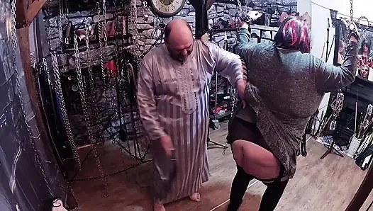 Bölüm 1:- Domina Satana ve Lanista Bear ile yeterince yarak emmediği için Stephanie için ceza seansı.