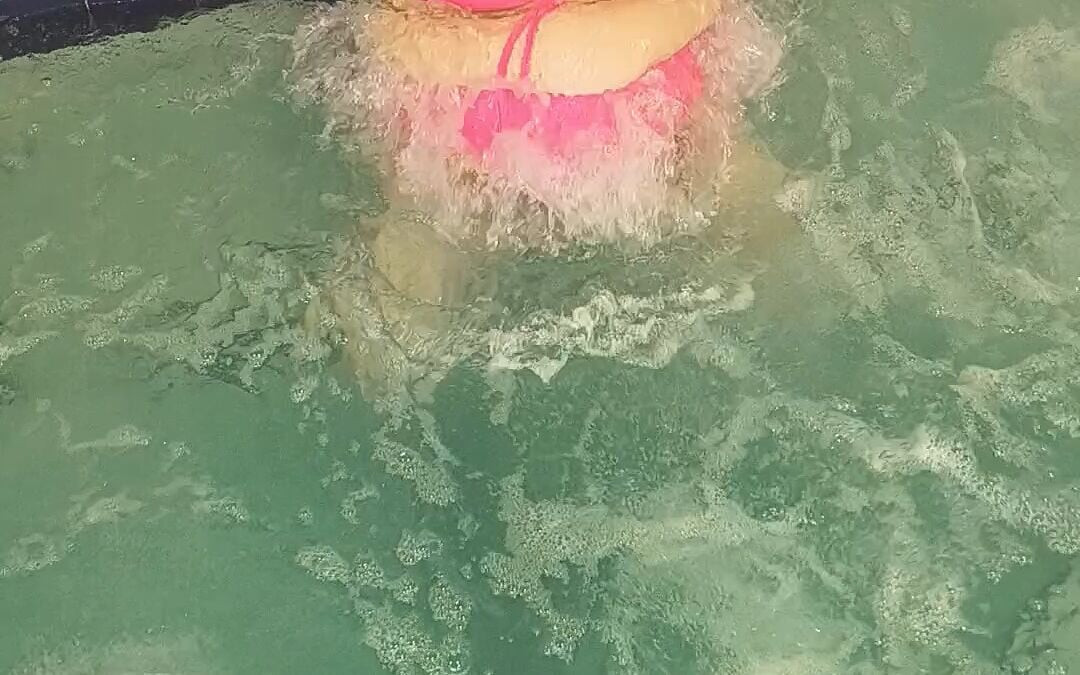 Davisdesires havuzda amının salyasını izliyor