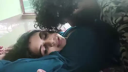 Vaishnavy ve Sharun Raj modern elbiseli göğüsler romantizmi, kız oğlan ateşli romantizm, Mallu çift romantizm videosu, Hintli ateşli romantizm