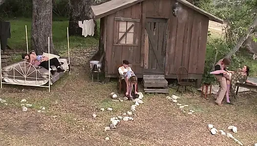 Şehvetli sürtükler açık havada iki adamı emiyor ve sikişiyor