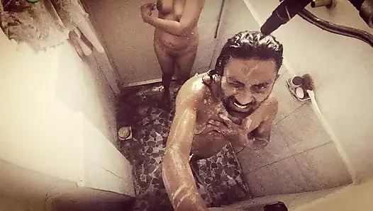 Üvey kız kayınpeder üvey babasına süt için yalvarıyor, kocası çalışıyor