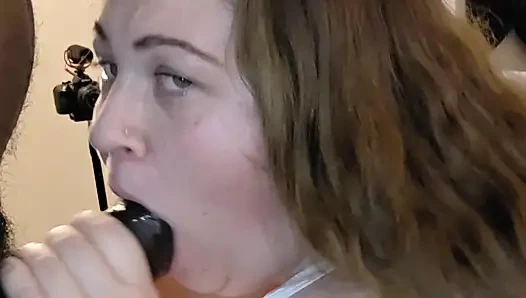 Şişman götlü beyaz kız sikiliyor ve üvey erkek kardeşlerinin dölünü yutuyor