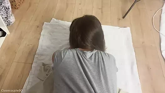 Çalışanım işe geç kaldı. Kendini bana verdi, tatmin etti.