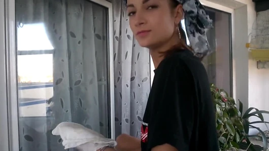 Tatlı tatlı tavşan, pencerede külot yok
