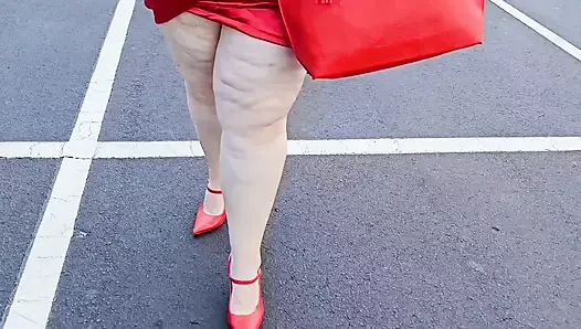 Güzel kadın açık havada otoparkta yabancılara gösteriş yapıyor