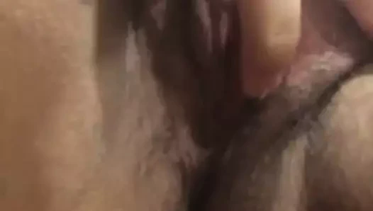 Asyalı sürtük klitorisini açıyor