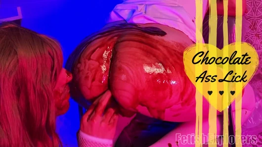 Kadın kılıklı sürtük çikolata götümü yalıyor