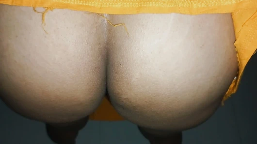 Kayınbiraderim toprağı amcığıma sokuyor, domaltıyor ve amımı sikiyor.