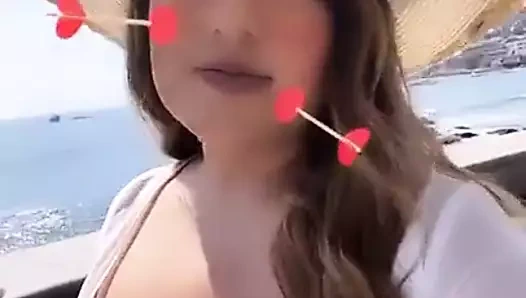 Jazmine gurrolas güzel göğüs dekoltesi