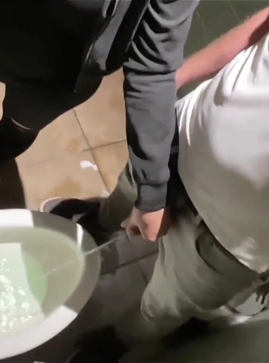 Kulüpte, halka açık işiyor ve oral seks ve sabah seksi!