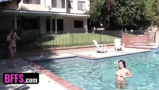 İki erkek arkadaş - keisha grey ve bikinili yaramaz kız arkadaşları havuz başında ateşli yaz gününde çıldırıyor