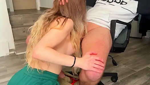 Göğüslü Üvey Kız Kardeşim Beni En Iyi Oral Seksle Şaşırttı