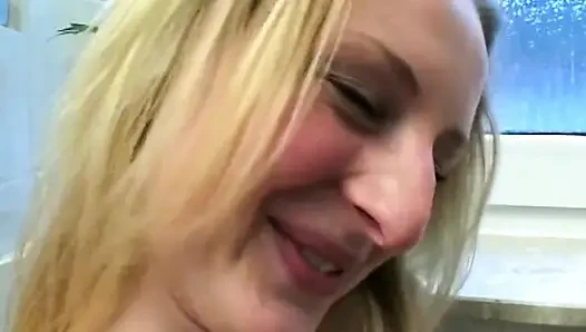 Sarışın hatun yarak emiyor ve sert mor dildoya biniyor