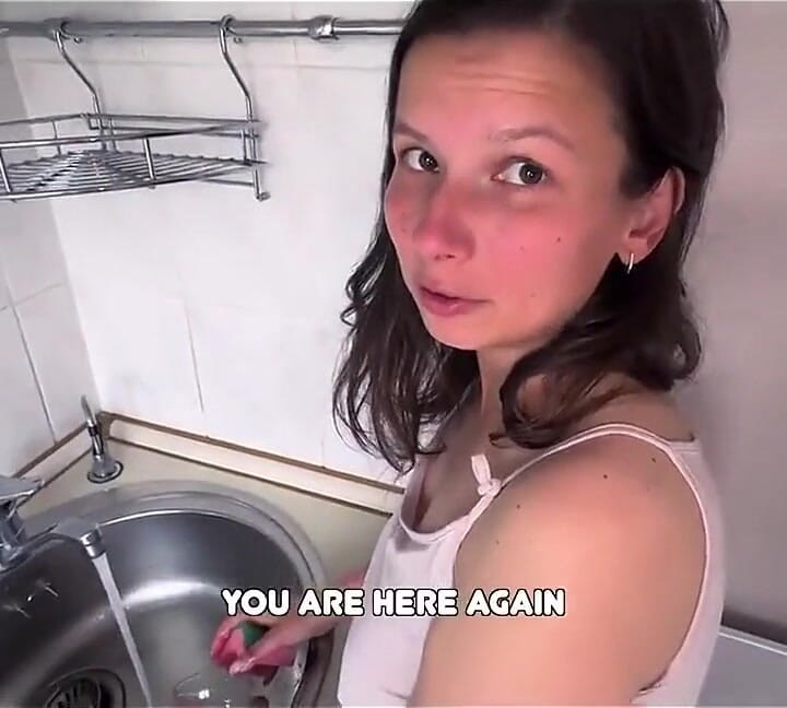 Üvey anne üvey oğluna boyun eğiyor ve onu kullanıyor