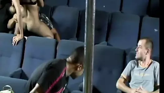 Kırmızı jartiyer ile muhteşem beyaz sarışın sürtük çük alır