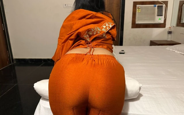 Komşu kızına arkadaşıyla anal seks yapıyor