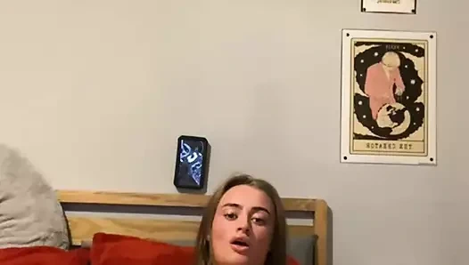 Gotik genç kız tek başına mastürbasyon yapıyor