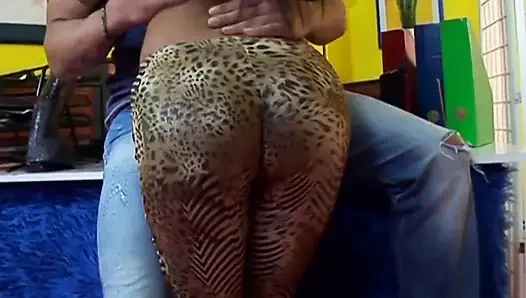 Azgın iş arkadaşları biraz eğlenmek için en iyi yeri biliyor ve burası ofis!