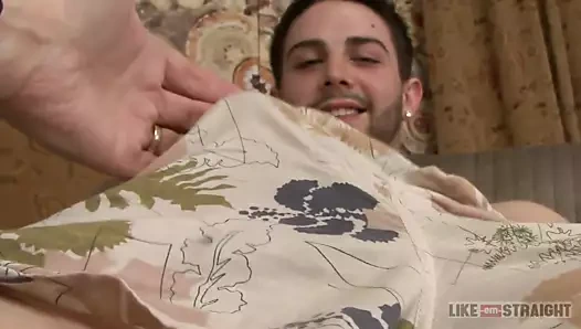 Genç düz delikanlı brad siyah çoraplı bir handjob veriliyor