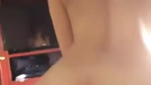 Loira gostosa levando pica no cuzinho