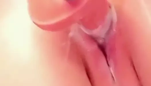 Sulu ıslak amcık fışkırtarak orgazm oluyor