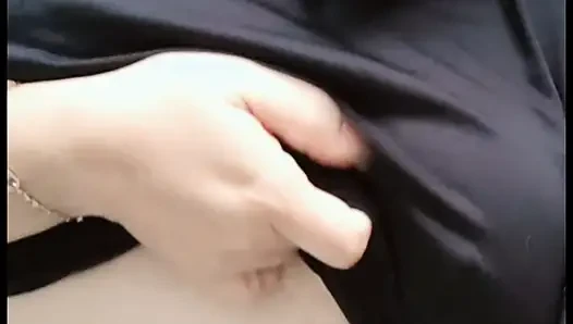 Gel ve bu gerçek göğüslere dokun, ellerini üzerlerinde hissetmek istiyorum.