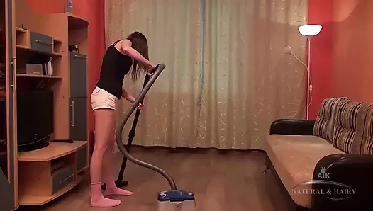 Lia ve Yulenka birbirlerine dokunuyor