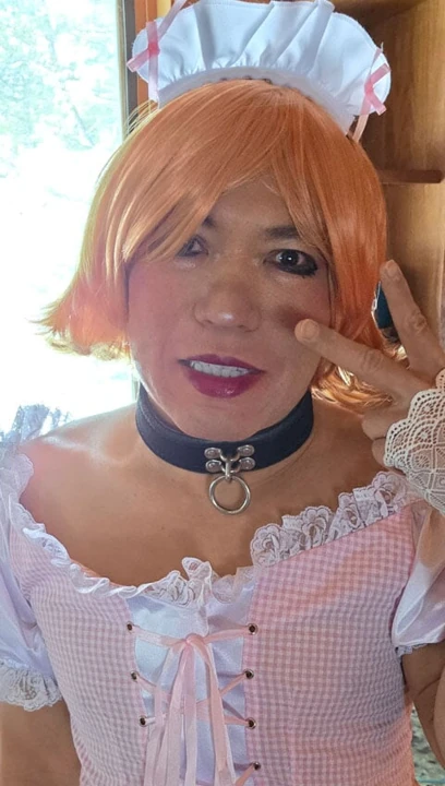 PEMBE HIZMETÇI ÜNIFORMALı GIMP