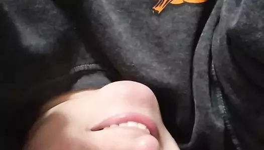 Gülüşüm ve göğüslerimle seni baştan çıkarıyorum!